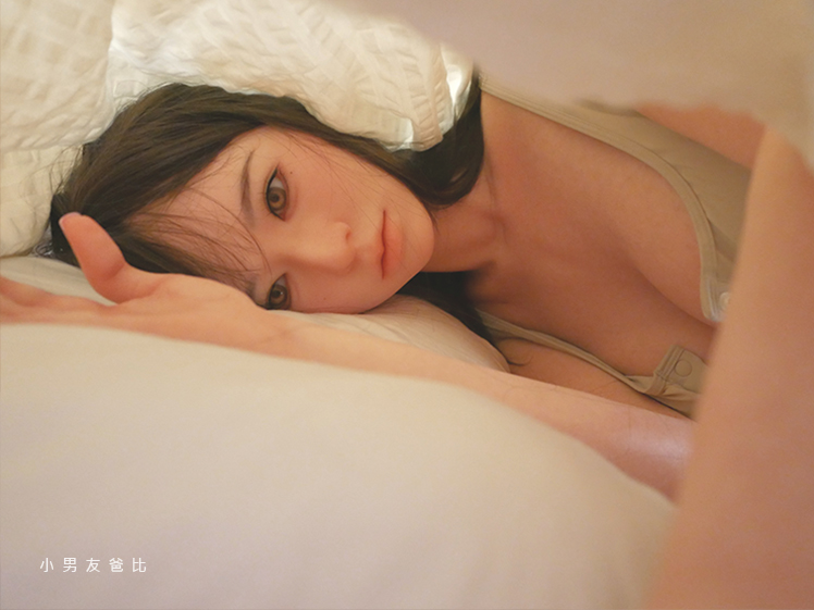 和矽膠娃娃一起窩在棉被中的男友視角