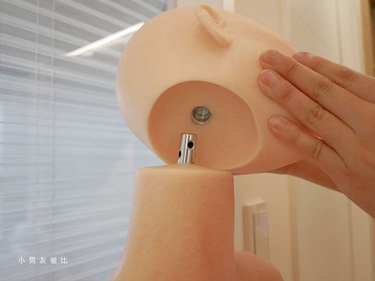 安裝矽膠娃娃的頭部