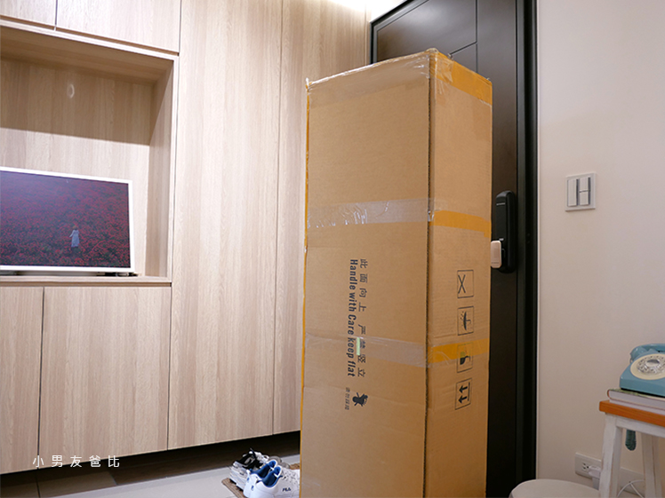 矽膠娃娃的箱子在居家客廳中