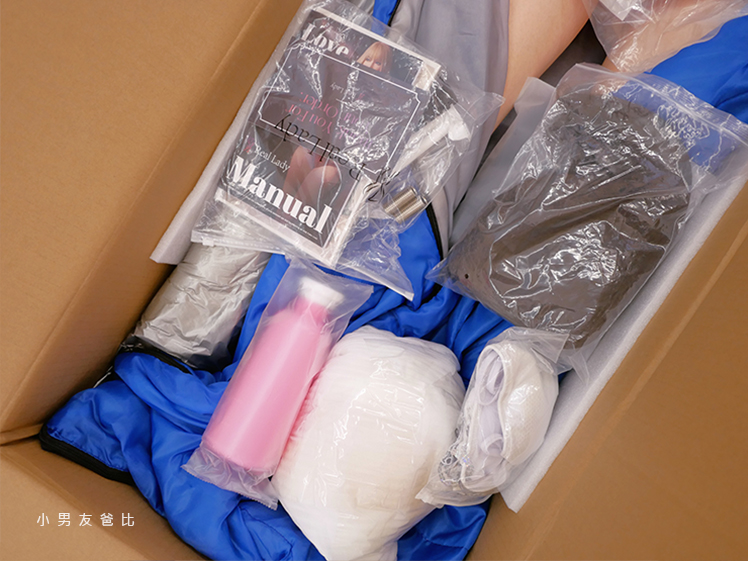 開箱矽膠娃娃的配件